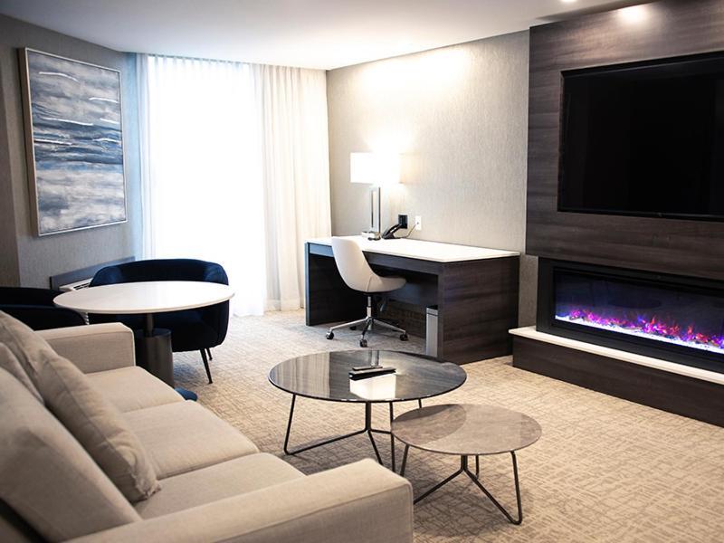 White Oaks Conference & Resort Spa Ниагара-он-те-Лейк Экстерьер фото A living room with a linear fireplace