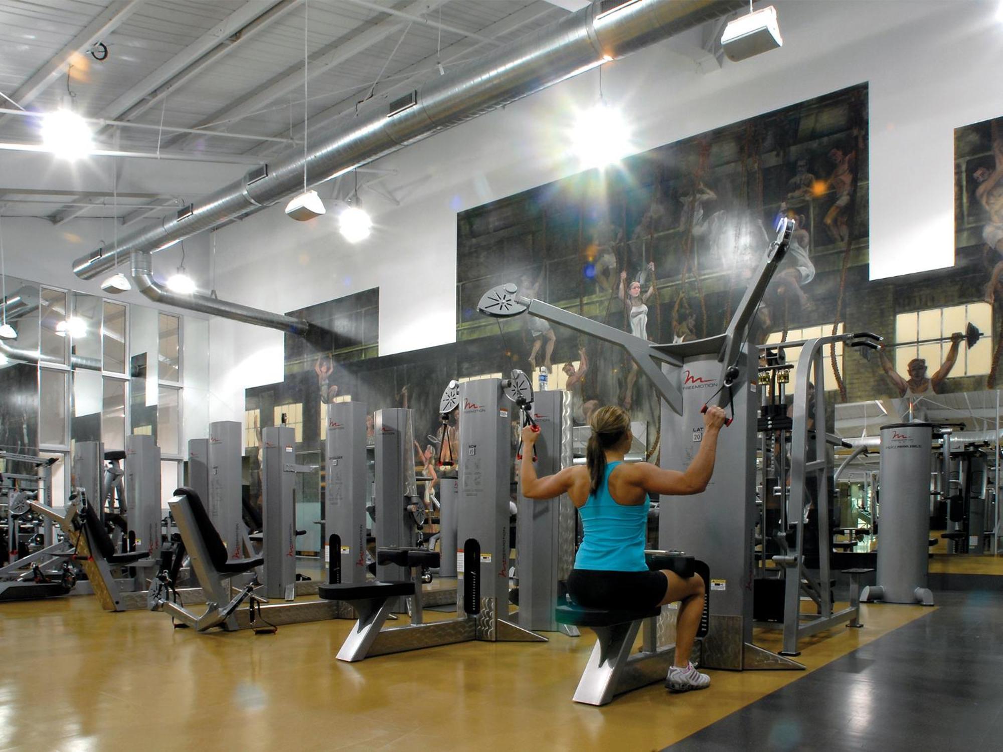 White Oaks Conference & Resort Spa Ниагара-он-те-Лейк Экстерьер фото A woman works out on a lat pulldown machine.