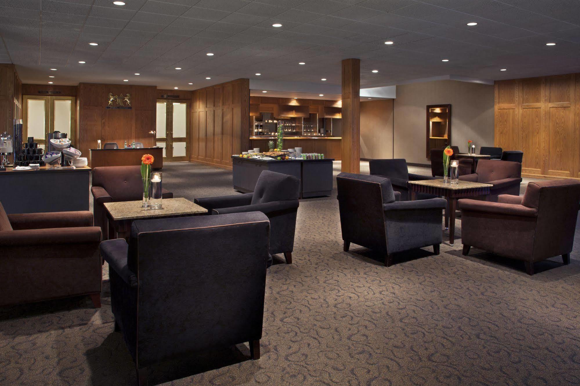 White Oaks Conference & Resort Spa Ниагара-он-те-Лейк Экстерьер фото The Club lounge at Vancouver International Airport